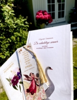 De udødelige svaner - Smuk eksklusiv gavebog med tekster fra 25 års forfatterliv 435 sider. Bogen er illustreret med mine egne collager, signeret og pakket i smuk gaveindpakning + fint lille noteshæfte til dine noter undervejs og bogmærke med kvast